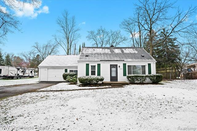 front view picture of 3235 Edgemere Ave, West Bloomfield, MI. 48324