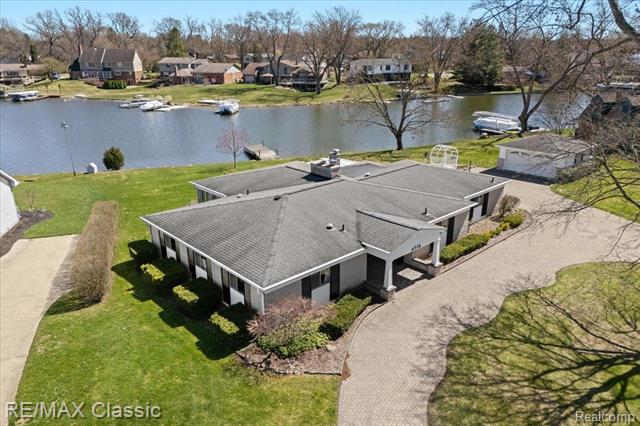 front view picture of 4718 Surfwood Dr, Commerce Township, MI. 48382
