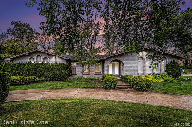 front view picture of 3079 Ravinewood Dr, Commerce Township, MI. 48382