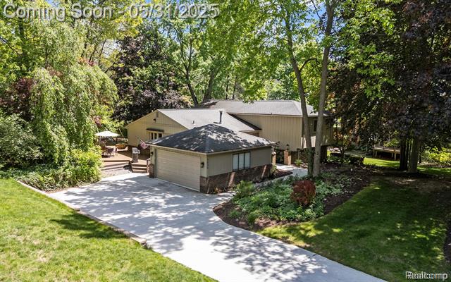 front view picture of 3830 Elder Rd S, West Bloomfield, MI. 48324