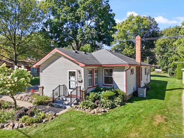 front view picture of 514 S Main St, Milford, MI. 48381