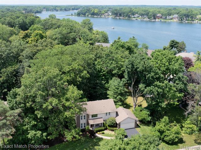 front view picture of 3742 Hearthstone Dr, Commerce Township, MI. 48382