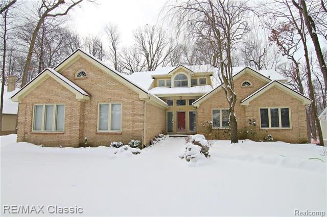 front view picture of 7111 Elder Ct S, West Bloomfield, MI. 48324