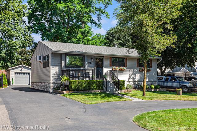 front view picture of 144 Bobolink Ave, Commerce Township, MI. 48382