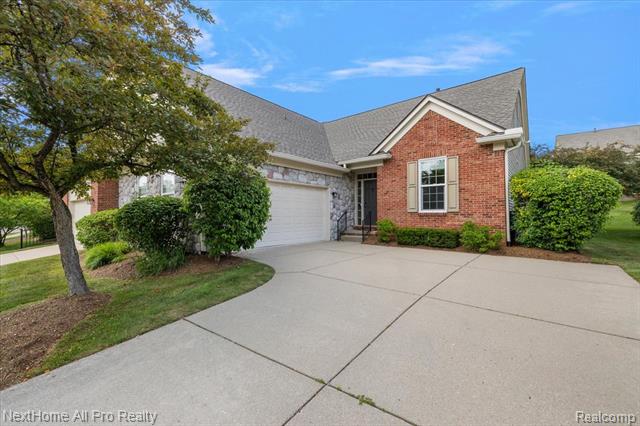 front view picture of 838 Knolls Landing Dr, Milford, MI. 48381