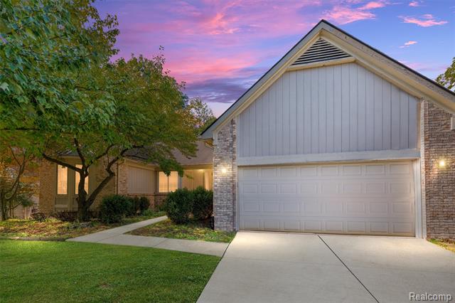 front view picture of 3120 Point Of The Woods Dr, West Bloomfield, MI. 48324