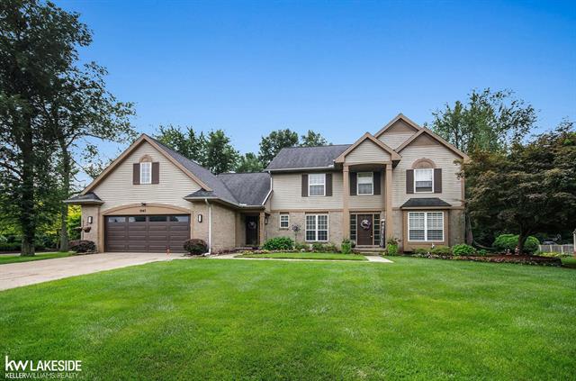 front view picture of 7543 Greenway Ln, West Bloomfield, MI. 48324