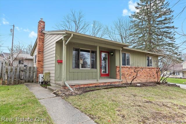 front view picture of 606 Hickory St, Milford, MI. 48381