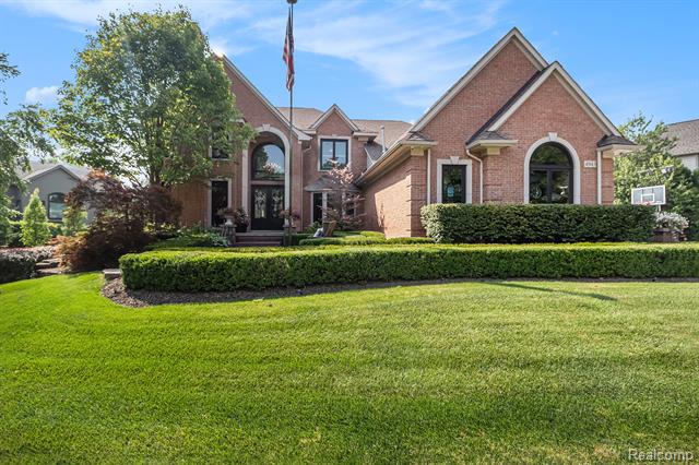 front view picture of 4943 Parkgate Dr, Commerce Township, MI. 48382