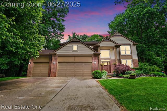 front view picture of 5034 Fairgrove Ln, Commerce Township, MI. 48382