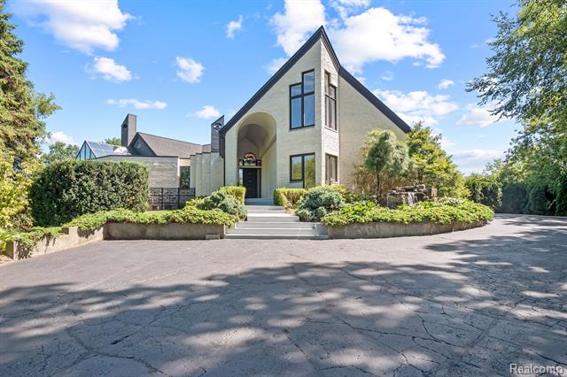 front view picture of 4912 Oakwood Ct, Commerce Township, MI. 48382