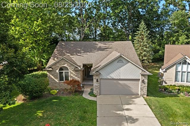 front view picture of 5770 Point Of The Woods Dr, West Bloomfield, MI. 48324
