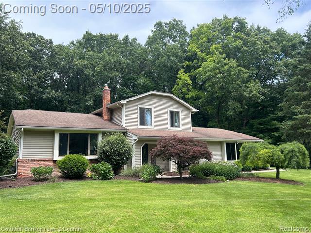 front view picture of 2221 Applewood Ln, Milford, MI. 48381