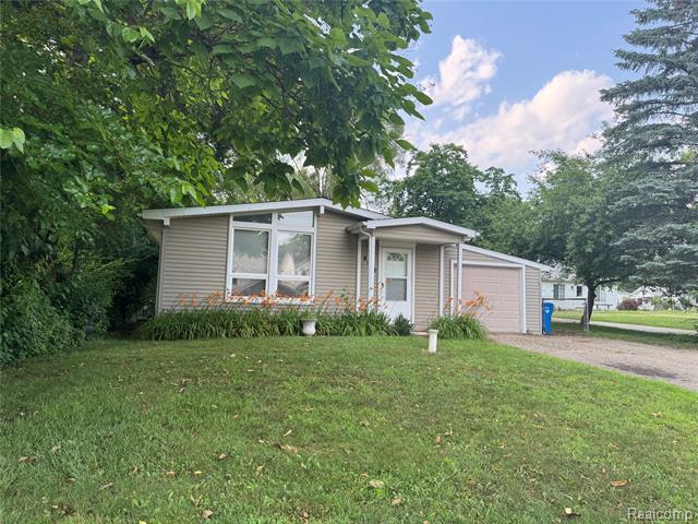 front view picture of 8124 Eldora Blvd, Commerce Township, MI. 48382