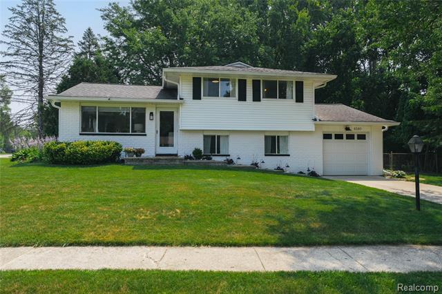 front view picture of 4580 Chadsworth St, Commerce Township, MI. 48382