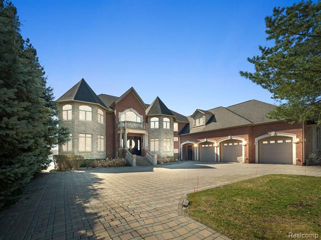front view picture of 8439 Arlis St, Commerce Township, MI. 48382