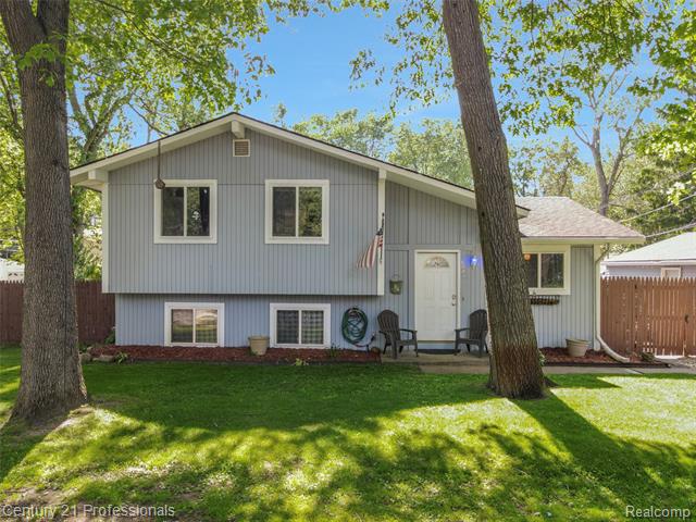 front view picture of 9664 Listeria St, Commerce Township, MI. 48382