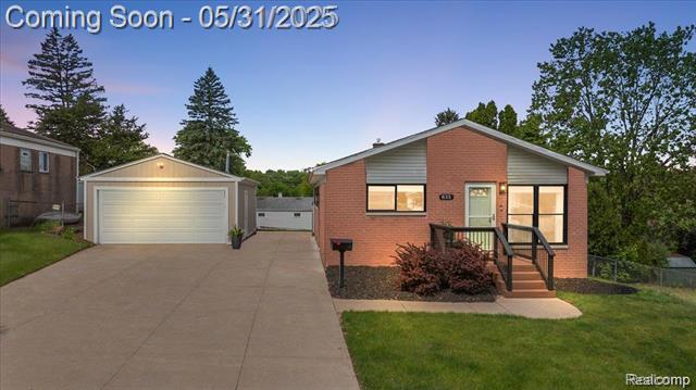 front view picture of 835 Manor Dr, Milford, MI. 48381
