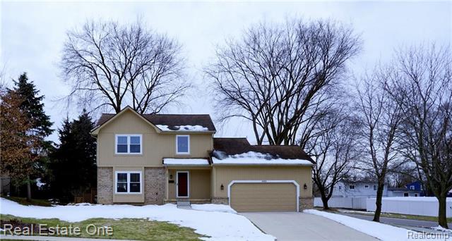 front view picture of 893 Abbey Ln, Milford, MI. 48381