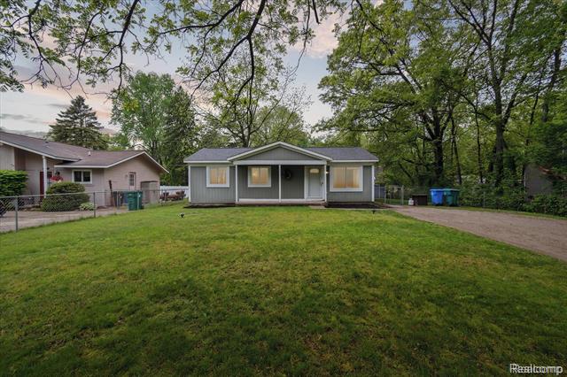 front view picture of 2600 Edgemere Ave, Commerce Township, MI. 48382