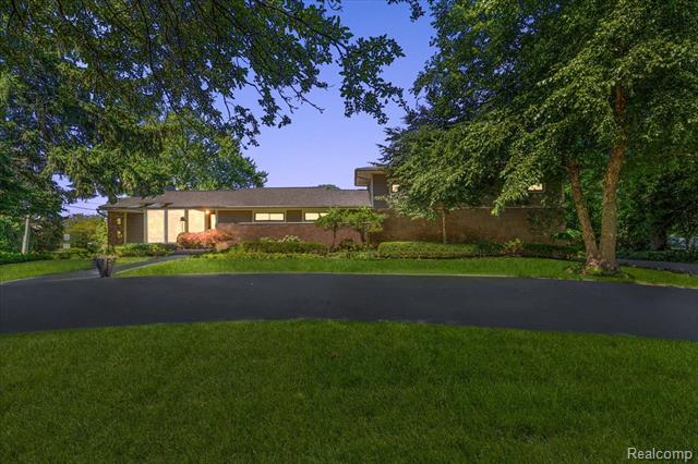front view picture of 2300 Pine Lake Rd, West Bloomfield, MI. 48324