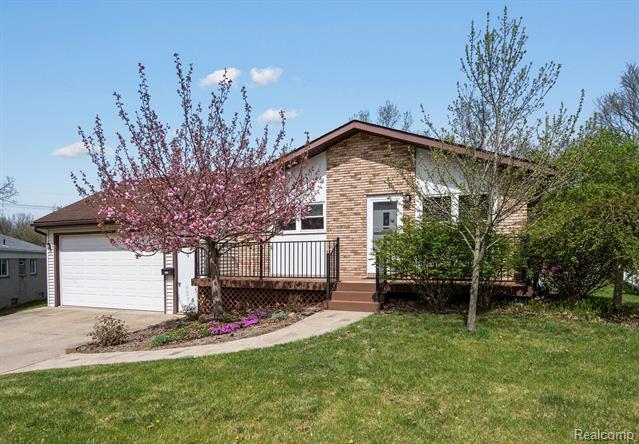 front view picture of 860 Manor Dr, Milford, MI. 48381