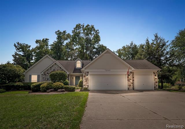 front view picture of 7260 Willow Oak Dr, West Bloomfield, MI. 48324