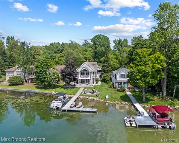 front view picture of 6847 Alden Dr, West Bloomfield, MI. 48324