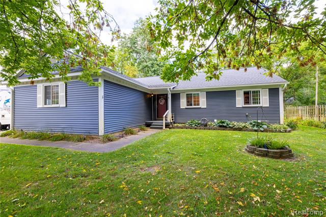 front view picture of 5150 Carroll Lake Rd, Commerce Township, MI. 48382