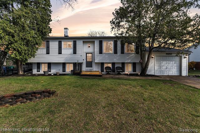 front view picture of 8680 War Bonnet Dr, Commerce Township, MI. 48382