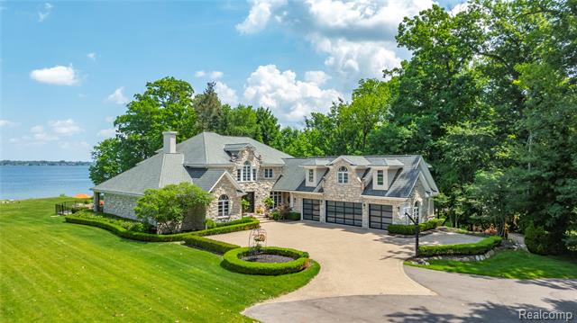 front view picture of 4326 Commerce Rd, West Bloomfield, MI. 48324