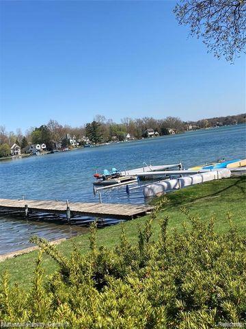 front view picture of 2579 Warner Dr, West Bloomfield, MI. 48324