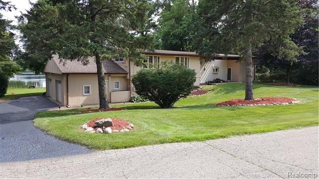 front view picture of 2668 Bay Dr, West Bloomfield, MI. 48324