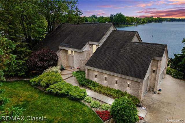 front view picture of 3937 E Commerce Rd, Commerce Township, MI. 48382