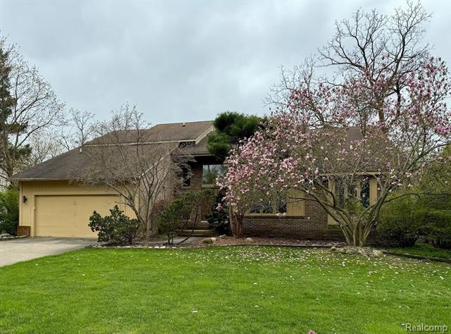 front view picture of 3234 Pine Lake Rd, West Bloomfield, MI. 48324