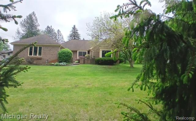 front view picture of 3531 E Commerce Rd, Commerce Township, MI. 48382