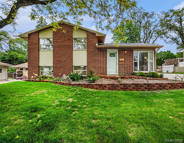 front view picture of 900 Bird Song Dr, Milford, MI. 48381