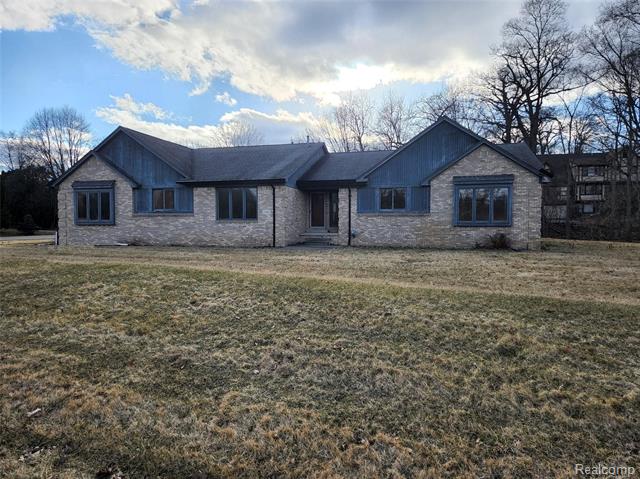 front view picture of 2882 Hiller Rd, West Bloomfield, MI. 48324
