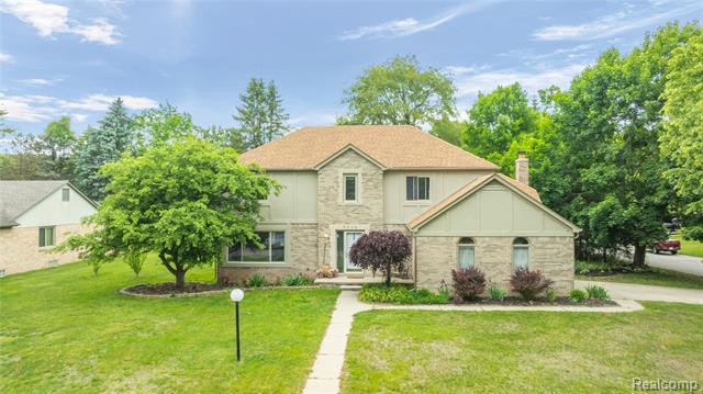front view picture of 8924 Woods Edge Dr, Commerce Township, MI. 48382