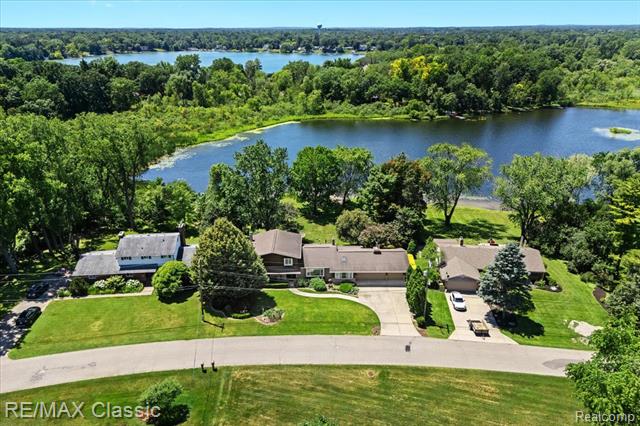 front view picture of 2838 Bay Dr, West Bloomfield, MI. 48324