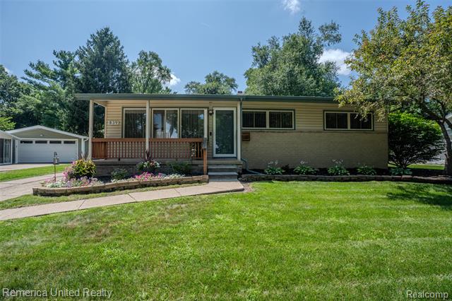 front view picture of 839 Sweetbriar, Milford, MI. 48381