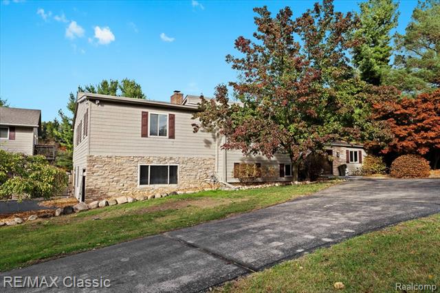 front view picture of 2345 E Commerce St, Milford, MI. 48381