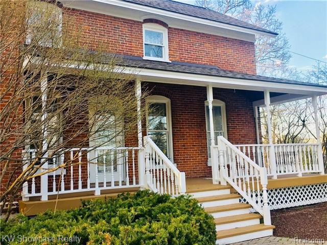 front view picture of 3920 E Commerce Rd, Commerce Township, MI. 48382