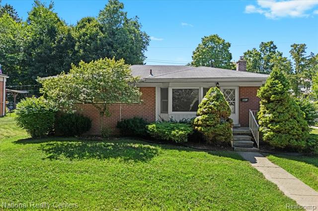 front view picture of 861 Squire Ln, Milford, MI. 48381