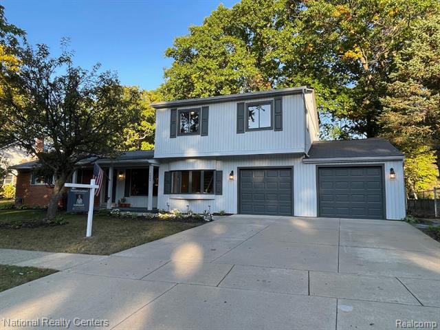 front view picture of 2689 Red Arrow Dr, Commerce Township, MI. 48382