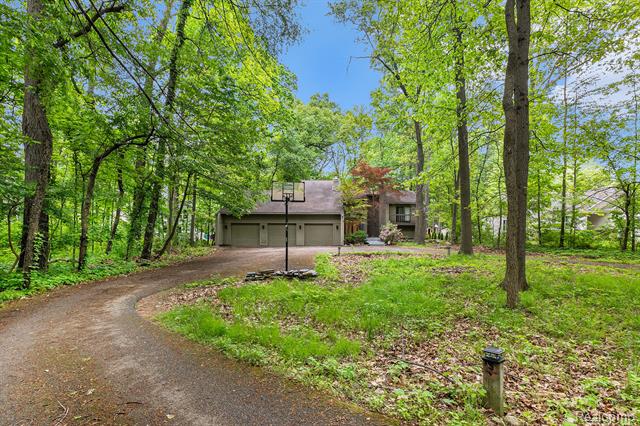 front view picture of 5130 Whitlow Ct, Commerce Township, MI. 48382