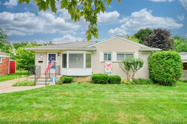 front view picture of 918 Squire Ln, Milford, MI. 48381