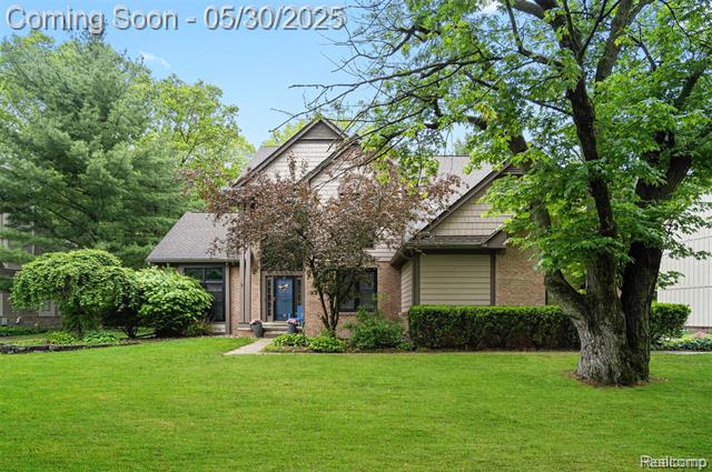 front view picture of 2640 Water Oaks Dr, West Bloomfield, MI. 48324