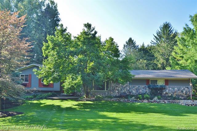 front view picture of 5939 Darb Lake Dr, West Bloomfield, MI. 48324