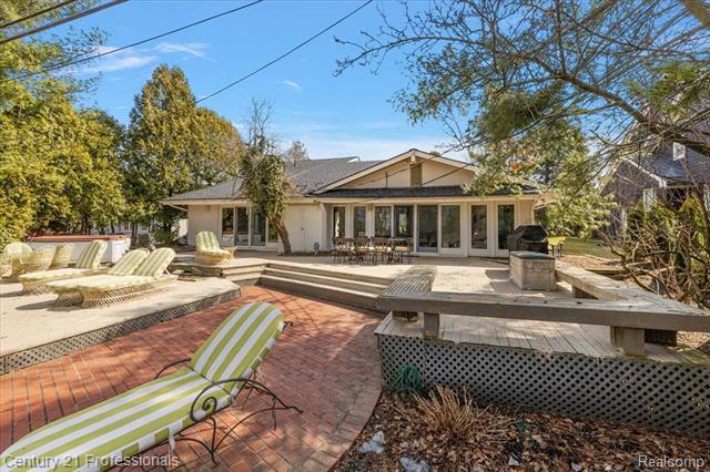 front view picture of 2372 Pine Lake Rd, West Bloomfield, MI. 48324